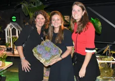 De dames van OVATA; Karin, Demi en Tessa Ammerlaan met hun Echeveria – Spoon Pearl. Die ook genomineerd was voor de categorie kamerplanten.